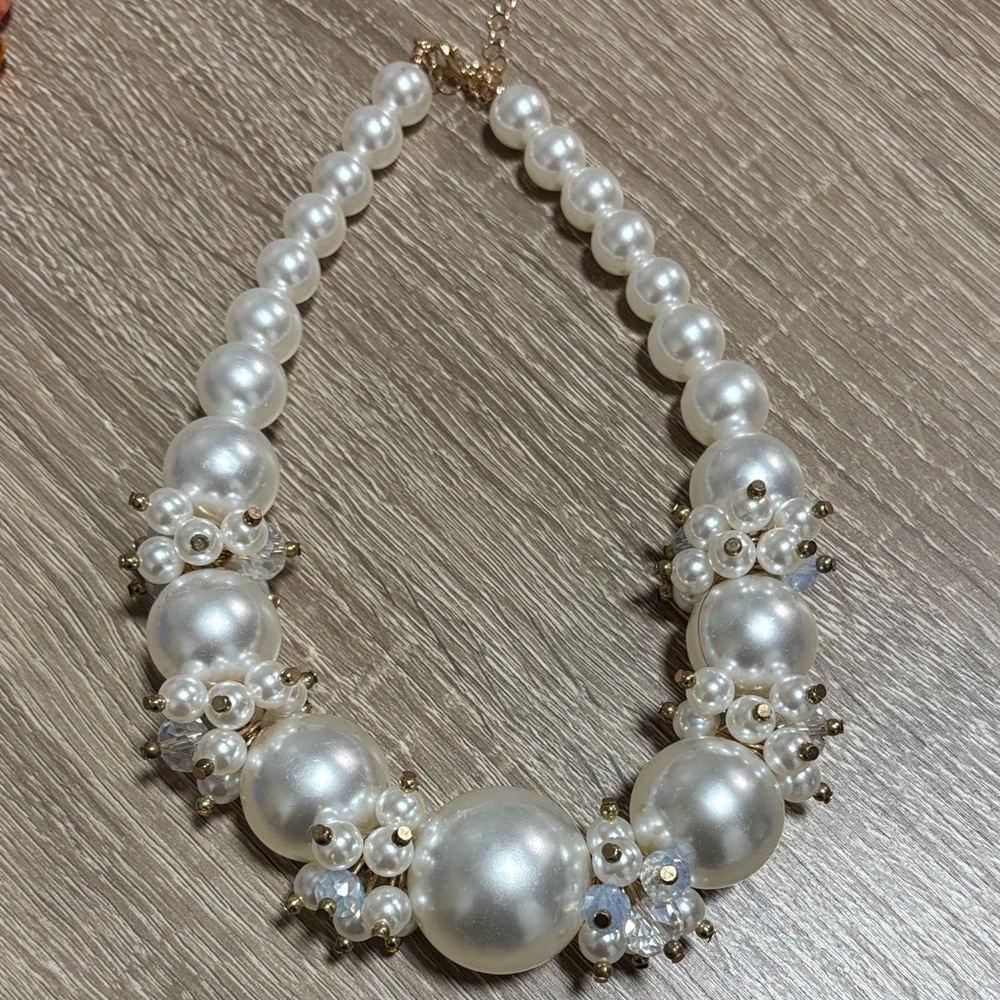 Elegant Pearl Cluster Statement Necklace - White Pearlescent